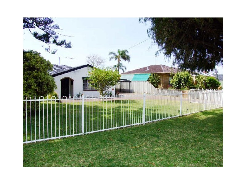 4 Laguna Street, Safety Bay WA 6169