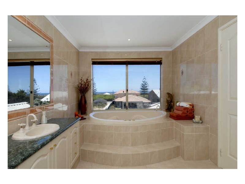 17 Erlistoun Street, Golden Bay WA 6174