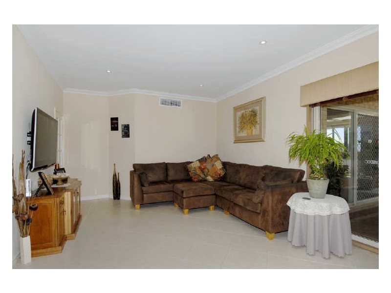 17 Erlistoun Street, Golden Bay WA 6174