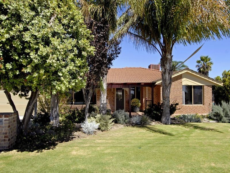 2 Rotohine Place, Cooloongup WA 6168