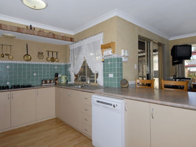 2 Rotohine Place, Cooloongup WA 6168