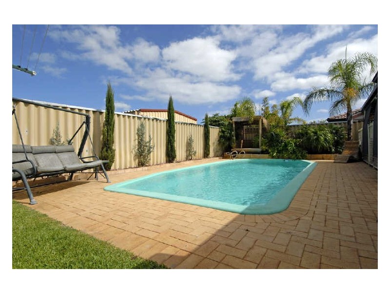 12 Rothesay Court, Cooloongup WA 6168