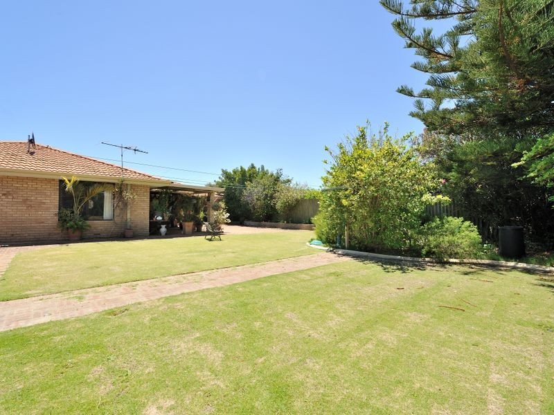 11 Bermuda Road, Safety Bay WA 6169