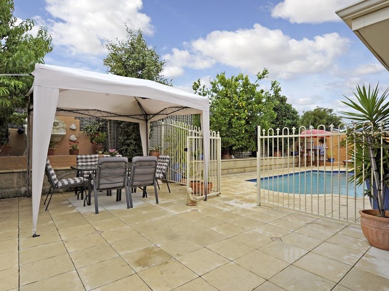 30 Bluefields Parkway, Port Kennedy WA 6172