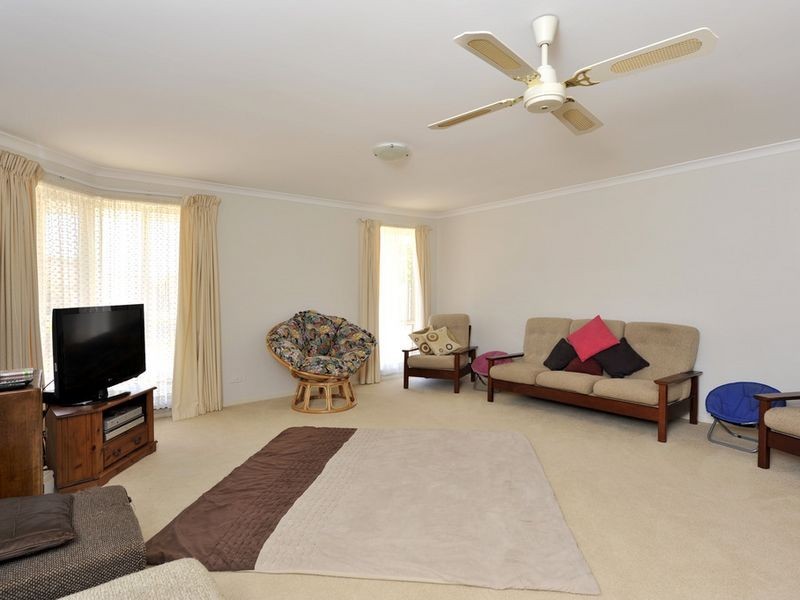 25 Chelmsford Avenue, Port Kennedy WA 6172