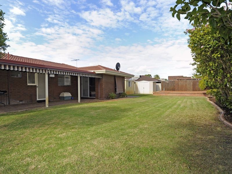 4 Seabrooke Avenue, Rockingham WA 6168