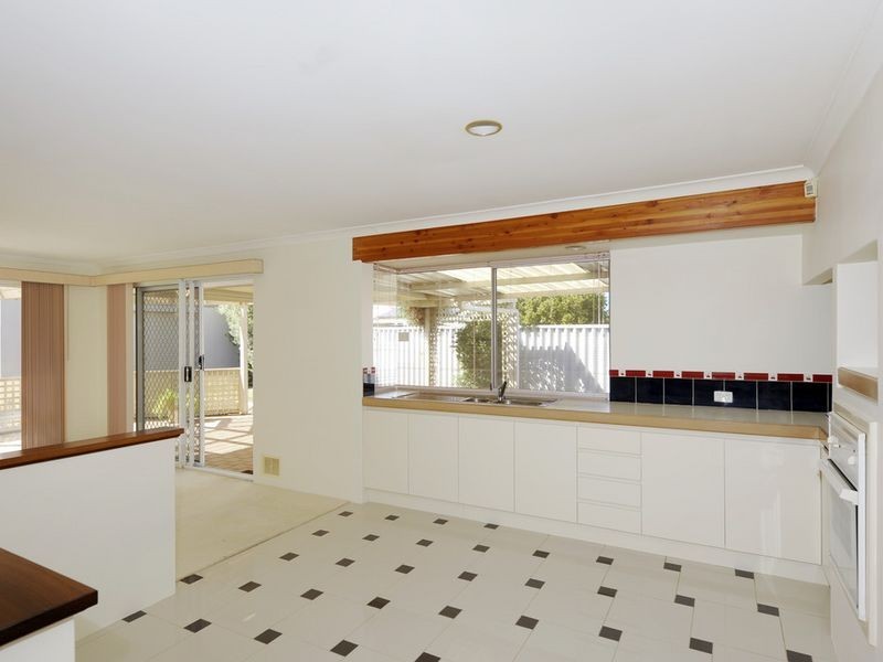 4 Manly Crescent, Warnbro WA 6169