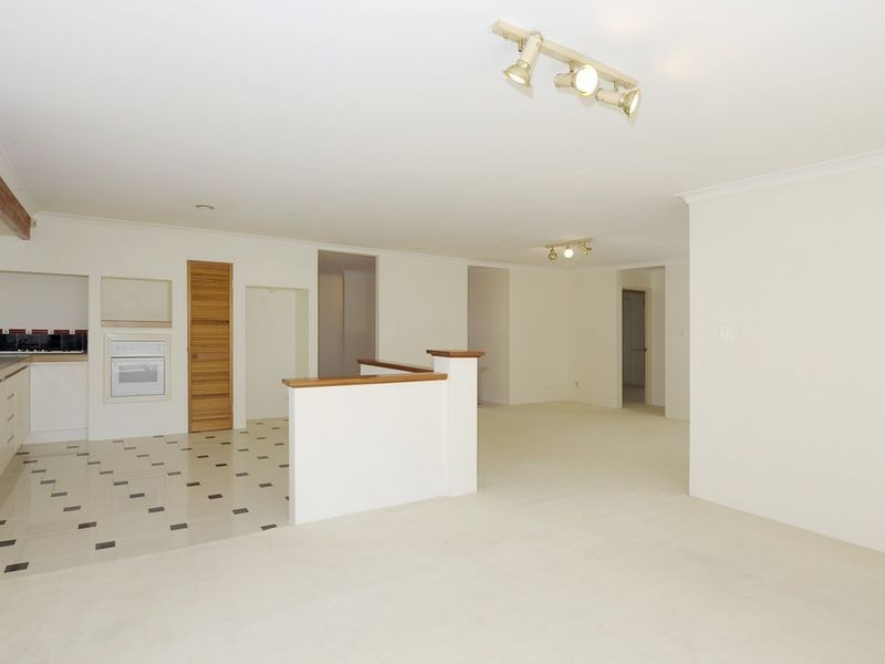 4 Manly Crescent, Warnbro WA 6169