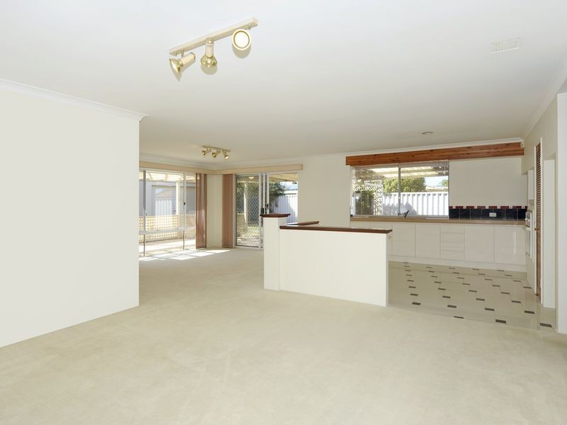 4 Manly Crescent, Warnbro WA 6169