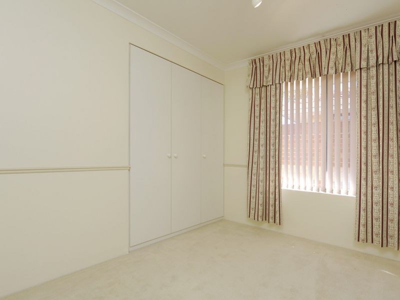 4 Manly Crescent, Warnbro WA 6169