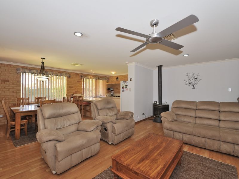 24 Coran Gardens, Warnbro WA 6169