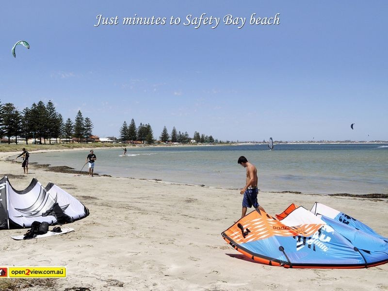 13 Hurst Place, Safety Bay WA 6169