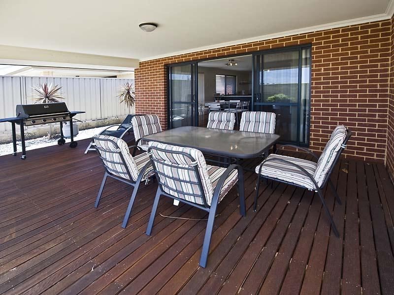 17 Arrowwood Loop, Secret Harbour WA 6173