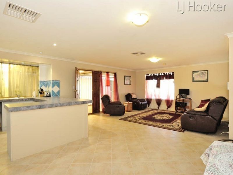 8 Chittering Place, Cooloongup WA 6168