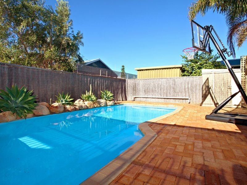 3 Flag Court, Cooloongup WA 6168