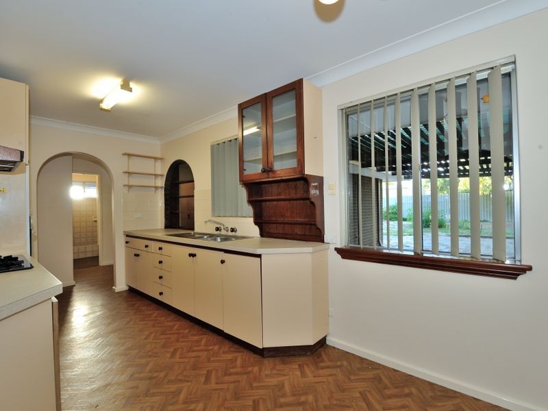 8 Holcombe Road, Warnbro WA 6169