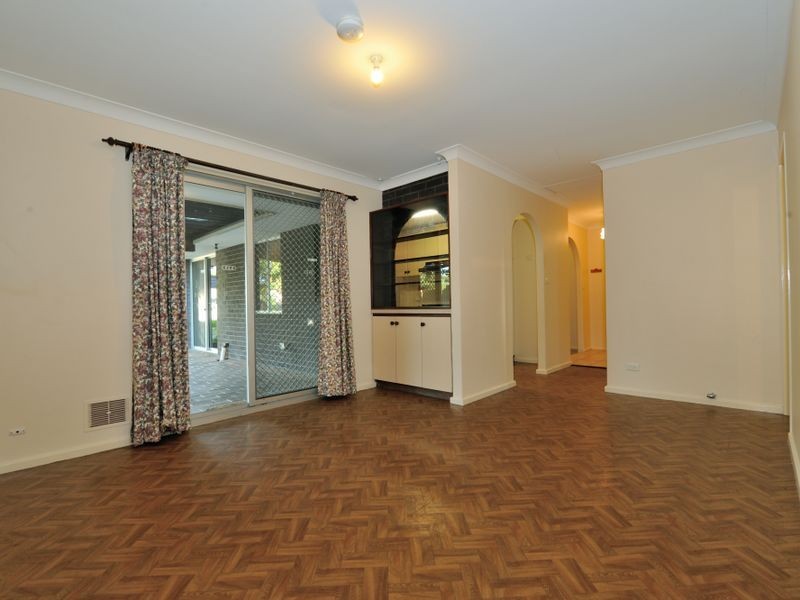 8 Holcombe Road, Warnbro WA 6169