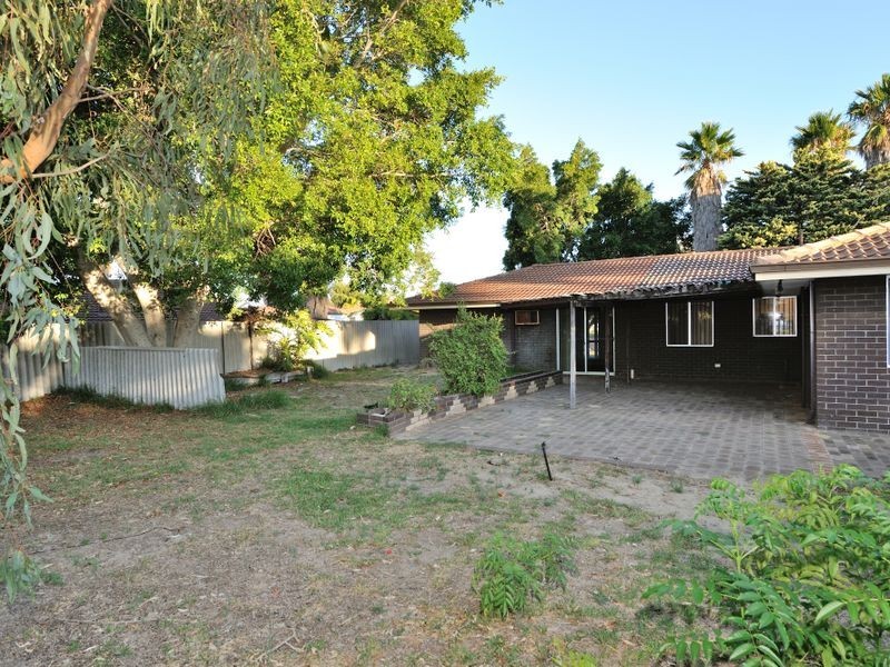 8 Holcombe Road, Warnbro WA 6169