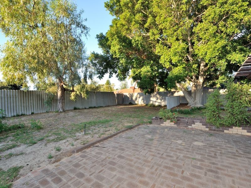 8 Holcombe Road, Warnbro WA 6169