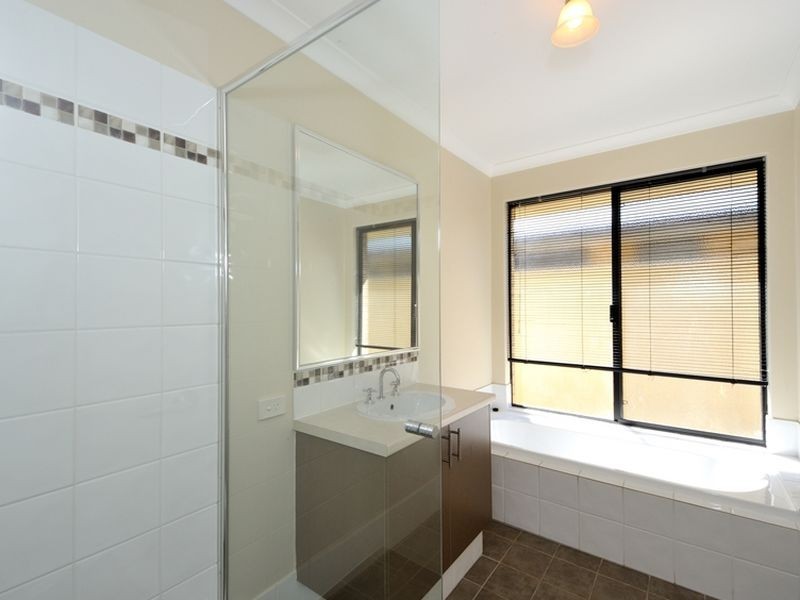 27 Frenchmans Crescent, Secret Harbour WA 6173