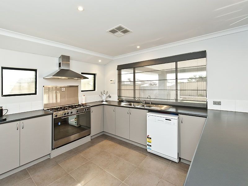 41 Pamplona Blvd, Port Kennedy WA 6172