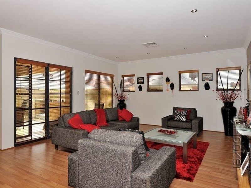 4 Apache Boulevard, Rockingham WA 6168