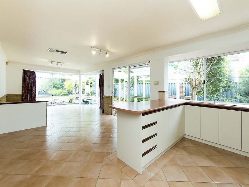 24 Grand Ocean Boulevard, Port Kennedy WA 6172