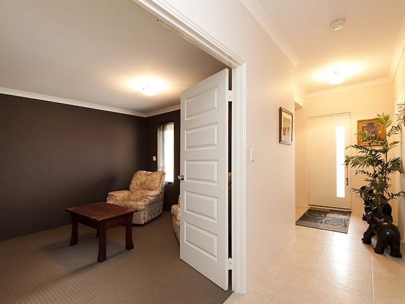8 Cayenne Street, Wattle Grove WA 6107