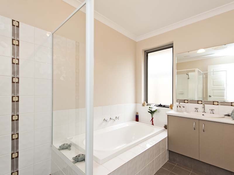 8 Cayenne Street, Wattle Grove WA 6107