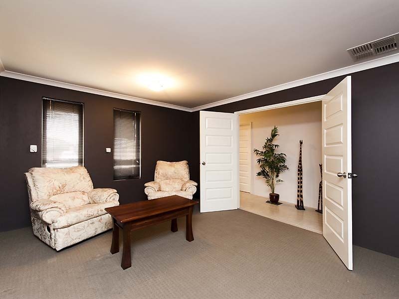 8 Cayenne Street, Wattle Grove WA 6107