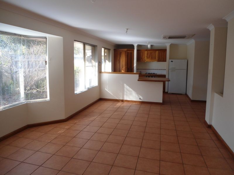 11 Narbonne Gardens, Port Kennedy WA 6172