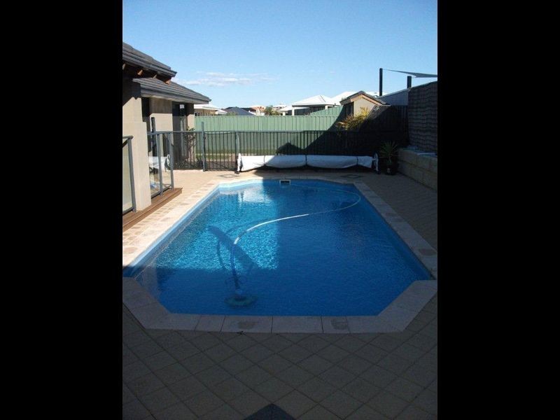 10 Bancoura Parkway, Secret Harbour WA 6173