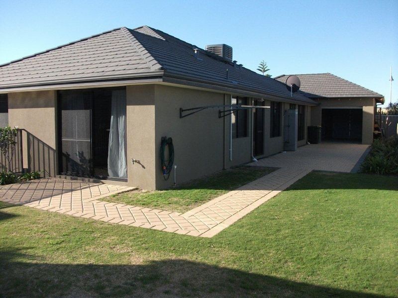 10 Bancoura Parkway, Secret Harbour WA 6173