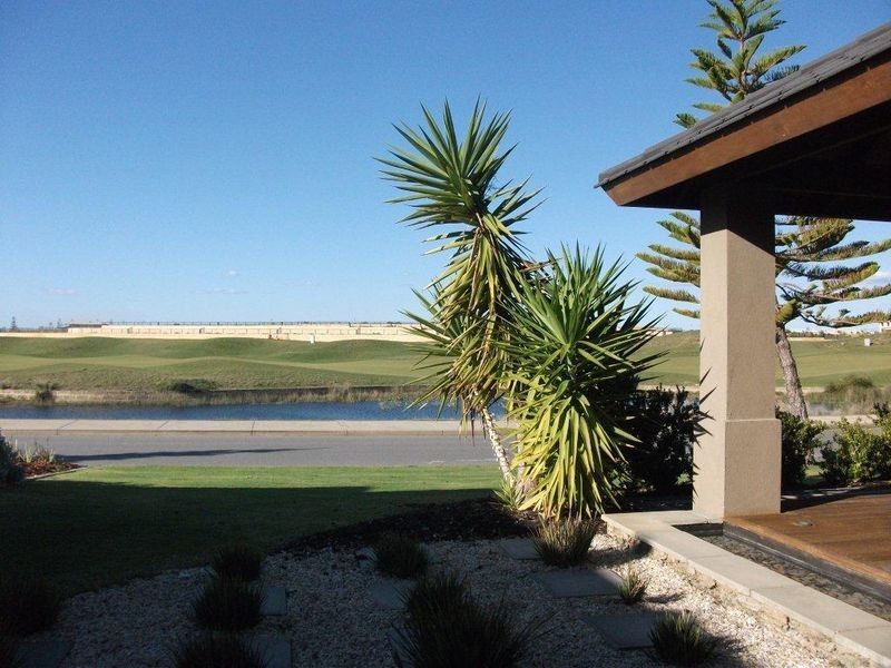 10 Bancoura Parkway, Secret Harbour WA 6173