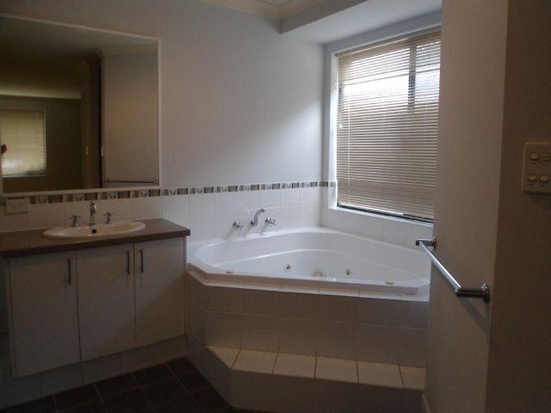 25 Coffs Bend, Secret Harbour WA 6173