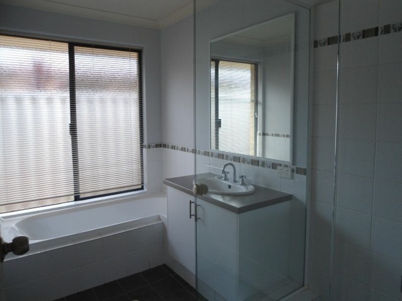 25 Coffs Bend, Secret Harbour WA 6173