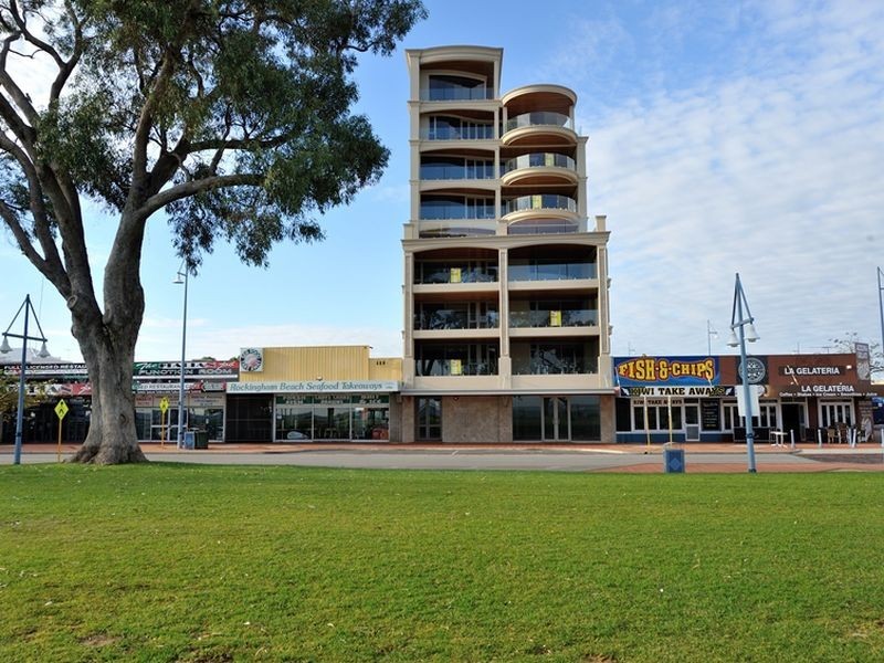 4/3 Rockingham Beach Road, Rockingham WA 6168