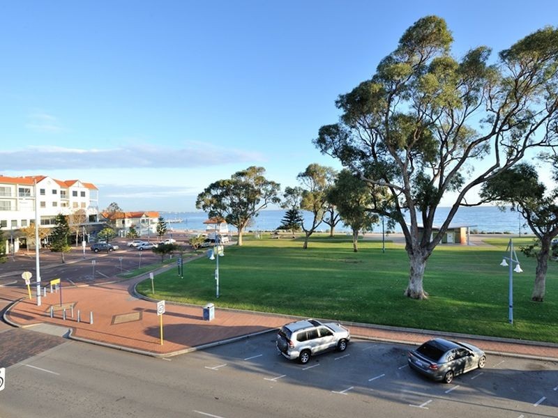4/3 Rockingham Beach Road, Rockingham WA 6168