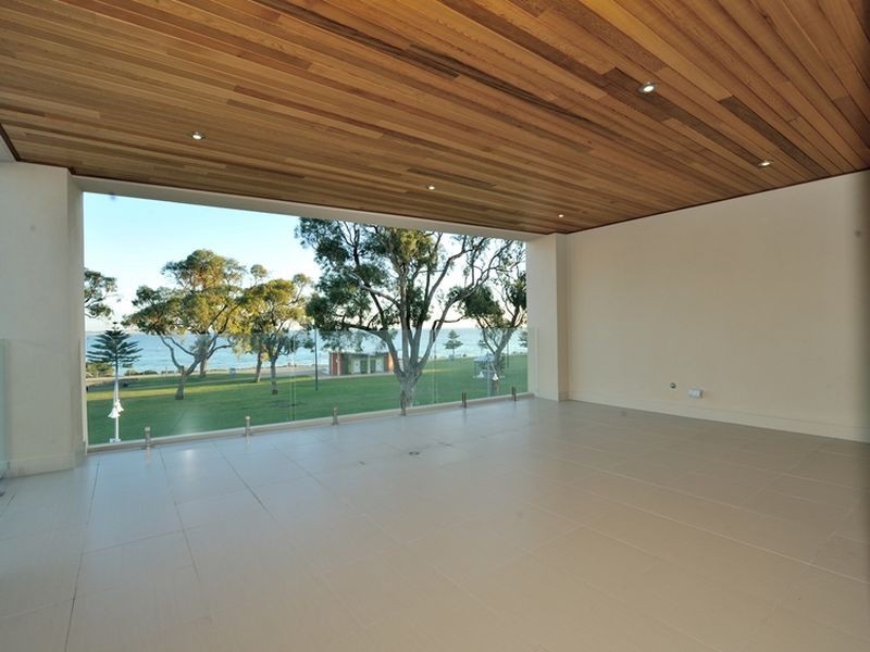 1/3 Rockingham Beach Road, Rockingham WA 6168