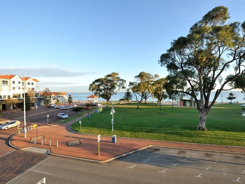1/3 Rockingham Beach Road, Rockingham WA 6168