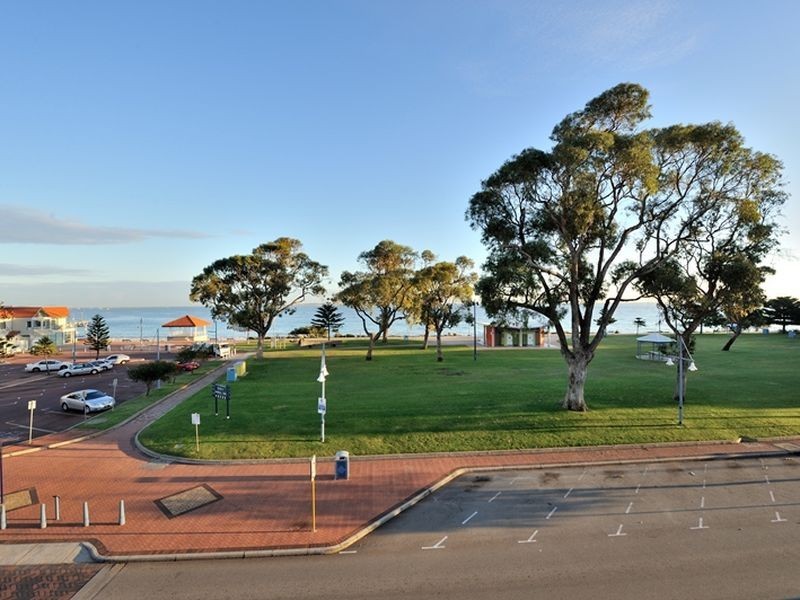 6/3 Rockingham Beach Road, Rockingham WA 6168