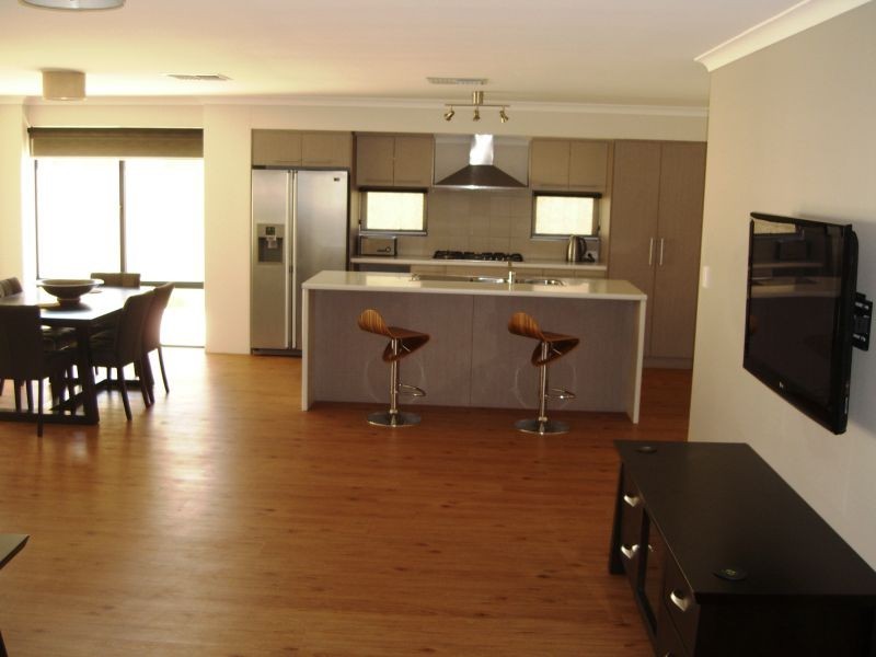 10 Frenchmans Crescent, Secret Harbour WA 6173