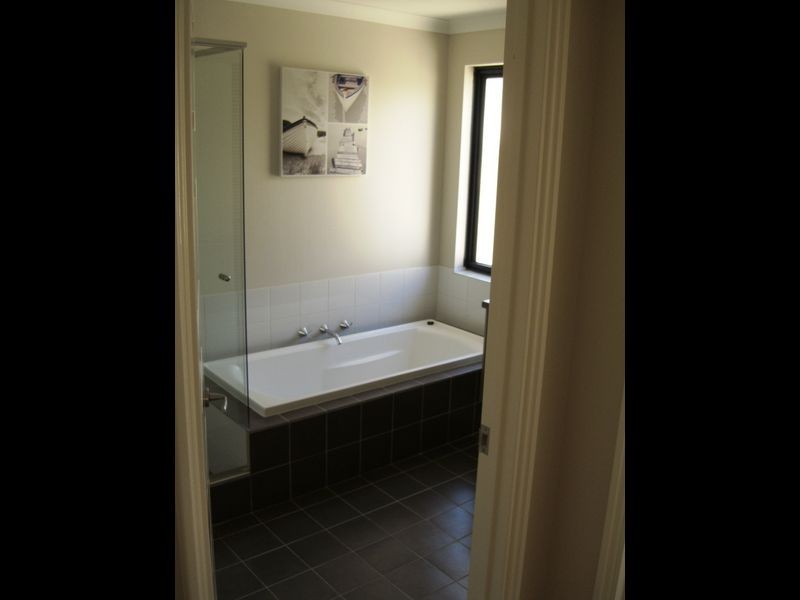 10 Frenchmans Crescent, Secret Harbour WA 6173