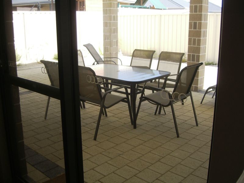 10 Frenchmans Crescent, Secret Harbour WA 6173