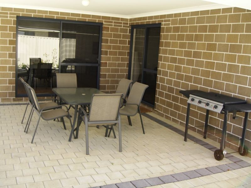 10 Frenchmans Crescent, Secret Harbour WA 6173