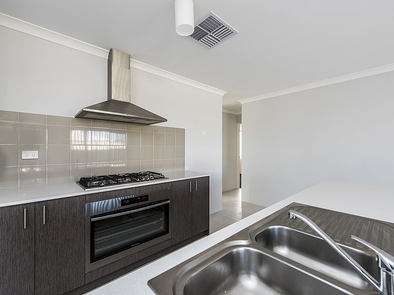 10 Calooli Grove, Golden Bay WA 6174