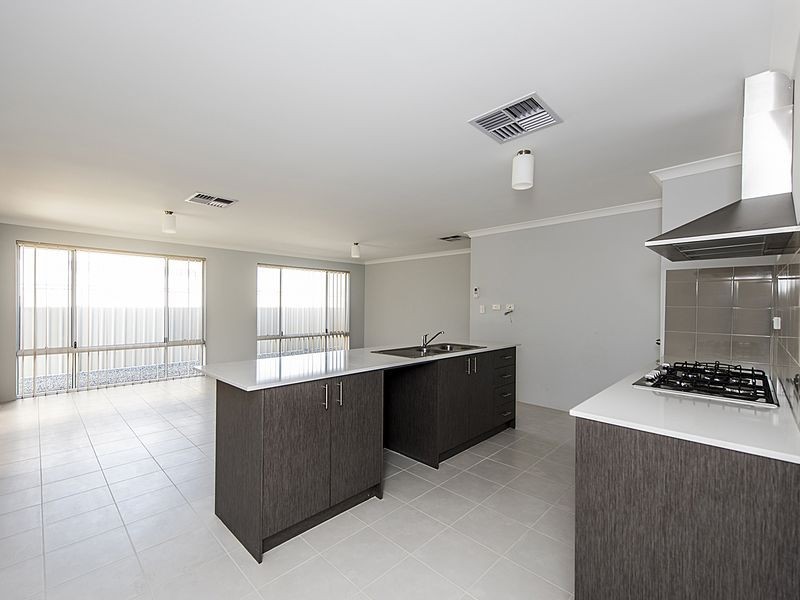 10 Calooli Grove, Golden Bay WA 6174