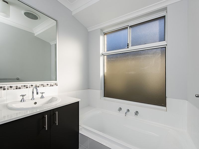 10 Calooli Grove, Golden Bay WA 6174