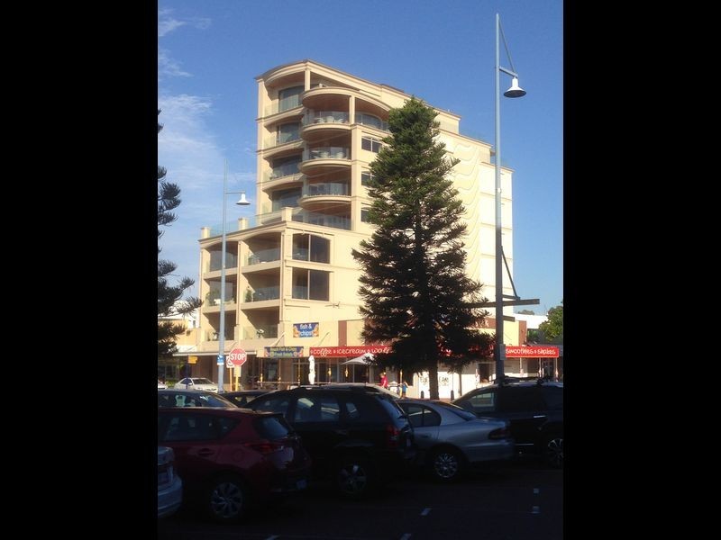 4/3 Rockingham Beach Road, Rockingham WA 6168