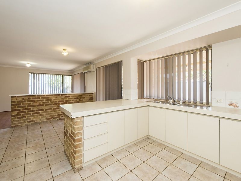 4 Oceanic Court, Port Kennedy WA 6172